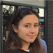 Studentessa universitaria impartisce lezioni di spagnolo e altre materie umanistiche a studenti delle scuole medie